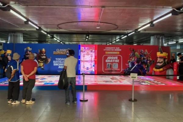 Estação Sé do Metrô tem arena de Clash Royale com torneios ao vivo até dia 23